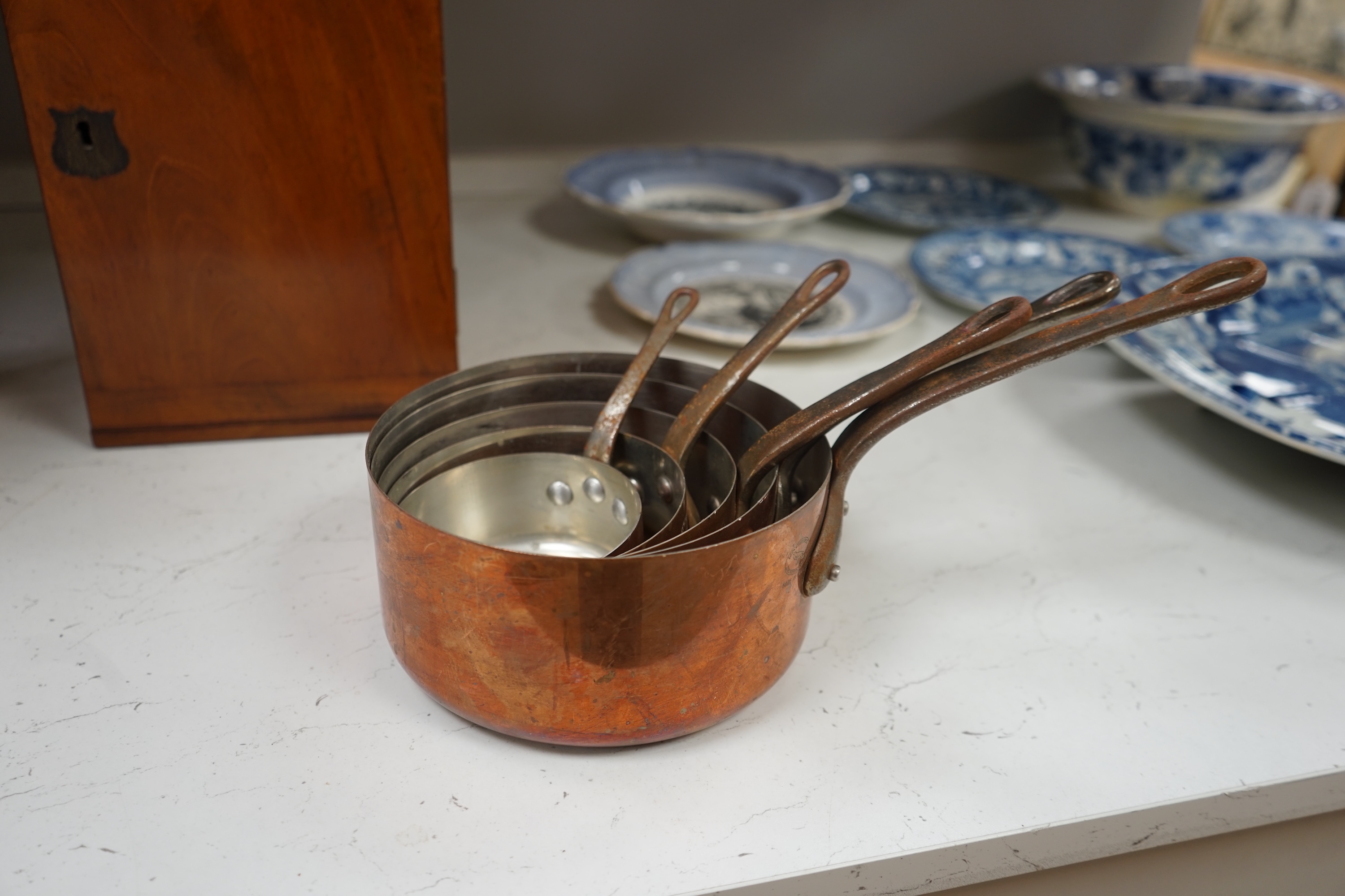 A set of 5 graduated copper pans, largest 18cm diameter. Condition - good